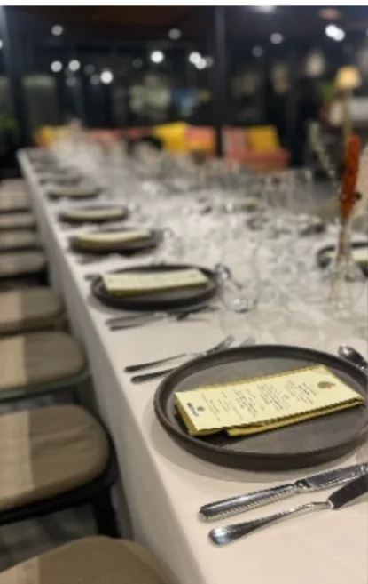 Montaje real de una mesa para evento corporativo, con vajilla y cristalería